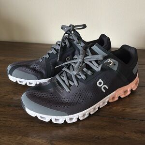 Women's ON cloud cloud flow size 7.5 worn ONCE